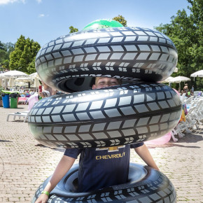 Bambino con gonfiabili nel parco acquatico del campeggio