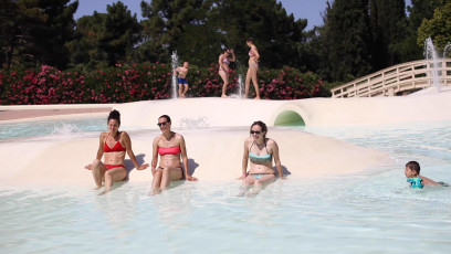 Amiche in piscina a prendere il sole in villaggio