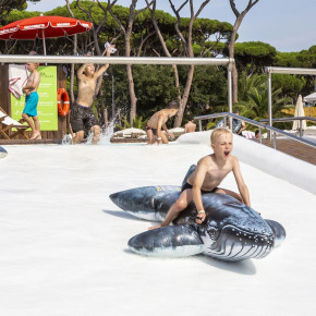 Bambino in piscina sullo scivolo hu openair